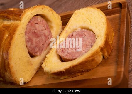 Brioche lyonnais cuite au four avec saucisse de style rustique, saucisse de Morteau Banque D'Images