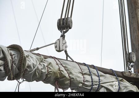 Voilier cordes de poulie en bois rigs.Partie d'un voilier.Vue rapprochée des cordes, poulies et cordes de voilier sur le mât, Yachting sport, équipement de navire Banque D'Images