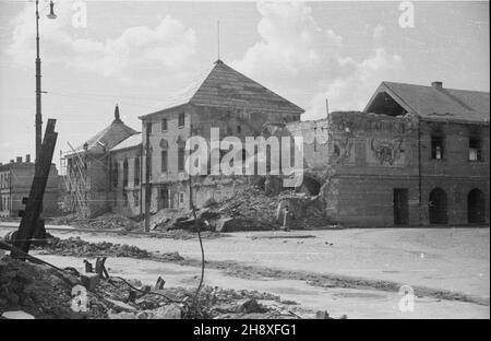 Varsovie, 1946.Straty materialne poniesione przez Warszawê W wyniku dzia³añ II wojny œwiatowej zosta³y oszacowane na sumê 45 mld 300 mln dolarów.NZ. Ruiny dawnego Arsena³u u zbiegu ul.Bielañskiej i D³ugiej. ps/pp PAP/Jerzy BaranowskiVarsovie, 1946.La perte matérielle subie par Varsovie pendant la Seconde Guerre mondiale a été estimée à 45 milliards de USD 300 millions.Photo : ruines de l'ancien Arsenal au coin des rues Bielanska et Dluga. ps/pp PAP/Jerzy Baranowski Banque D'Images