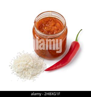 Pot en verre avec une variante de sambal, sauce Chili, avec sauce soja isolée sur fond blanc Banque D'Images