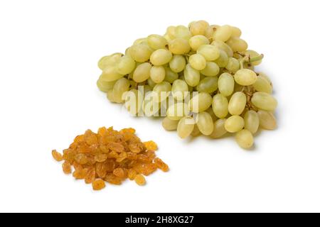 Bouquet de raisins secs de Sultana turcs mûrs et frais et raisins secs isolés sur fond blanc Banque D'Images