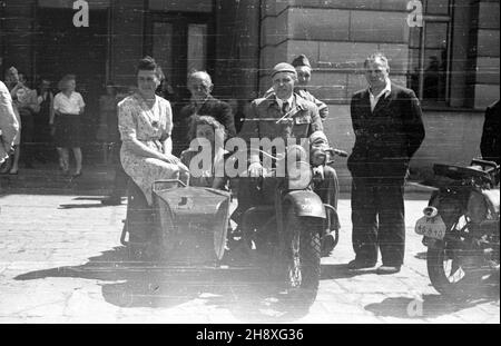 Polska, 1946.PKM (Polski Klub Motorowy) Warszawa oraz sekcje motocyklowe WKS (Wojskowy Klub Sportowy) Legia i KS TUR Okêcie przeprowadzi³y zawody motocyklowe - rajd szosowo-terenowy. gr PAP/Jerzy Baranenia Dok³adny miesi¹c Okoszowowski seul.Pologne, 1946.PKM (Club de moto polonais) Warszawa et Legia et KS OM TUR Okecie les sections de moto de WKS (Club de sport militaire) ont organisé une compétition de moto - un rallye de fond et de route. gr PAP/Jerzy Baranowski Banque D'Images