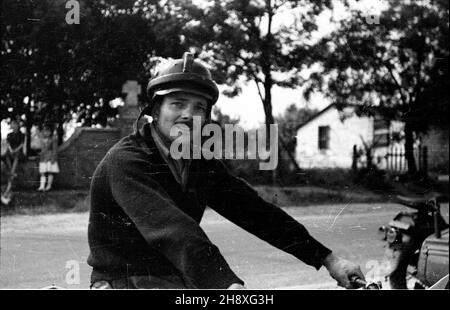 Polska, 1946.PKM (Polski Klub Motorowy) Warszawa oraz sekcje motocyklowe WKS (Wojskowy Klub Sportowy) Legia i KS OM TUR Okêcie przeprowadzi³y zawody motocyklowe - rajd szosowo-terenowy.NZ. Uczestnik zawodów. gr PAP/Jerzy Baranowski Dok³adny miesi¹c i dzieñ wydarzenia nieustalone.Pologne, 1946.PKM (Club de moto polonais) Warszawa et Legia et KS OM TUR Okecie les sections de moto de WKS (Club de sport militaire) ont organisé une compétition de moto - un rallye de cross-country et de route.Photo : un participant au concours. gr PAP/Jerzy Baranowski Banque D'Images