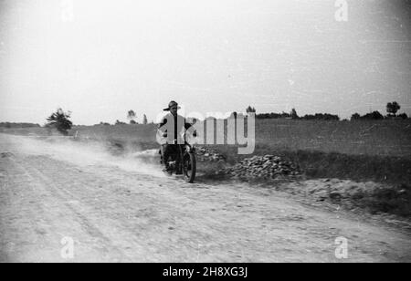 Polska, 1946.PKM (Polski Klub Motorowy) Warszawa oraz sekcje motocyklowe WKS (Wojskowy Klub Sportowy) Legia i KS OM TUR Okêcie przeprowadzi³y zawody motocyklowe - rajd szosowo-terenowy.NZ. Uczestnik zawodów. gr PAP/Jerzy Baranowski Dok³adny miesi¹c i dzieñ wydarzenia nieustalone.Pologne, 1946.PKM (Club de moto polonais) Warszawa et Legia et KS OM TUR Okecie les sections de moto de WKS (Club de sport militaire) ont organisé une compétition de moto - un rallye de cross-country et de route.Photo : un participant au concours. gr PAP/Jerzy Baranowski Banque D'Images