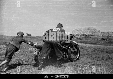 Polska, 1946.PKM (Polski Klub Motorowy) Warszawa oraz sekcje motocyklowe WKS (Wojskowy Klub Sportowy) Legia i KS OM TUR Okêcie przeprowadzi³y zawody motocyklowe - rajd szosowo-terenowy.NZ. na trasie rajdu. gr PAP/Jerzy Baranowski Dok³adny miesi¹c i dzieñ wydarzenia nieustalone.Pologne, 1946.PKM (Club de moto polonais) Warszawa et Legia et KS OM TUR Okecie les sections de moto de WKS (Club de sport militaire) ont organisé une compétition de moto - un rallye de cross-country et de route.Photo : pendant le rallye. gr PAP/Jerzy Baranowski Banque D'Images