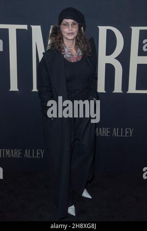 New York, États-Unis.1er décembre 2021.Gina Gershon participe à la première mondiale « Nightmare Alley » à Alice Tully Hall, Lincoln Center à New York.(Photo par Ron Adar/SOPA Images/Sipa USA) crédit: SIPA USA/Alay Live News Banque D'Images