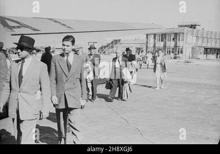 Varsovie, 1946.Port de Centralny Lotniczy Okêcie.Przedsiêbiorstwo Polskie Linie Lotnicze LOT SP. z O. O. zosta³o reaktywowane rok wczeœniej (pod przymusowym zarz¹dem pañstwowym) NZ. pasa¿erowie id¹ do samolotu. PAP/Stanis³aw D¹browieckiVarsovie, 1946.L'aéroport d'Okecie.LOT Ltd. Transporteur national polonais, réactivé l'année précédente sous la supervision de l'État de la compagnie.Photo : passagers en cours d'avion. pp PAP/Stanislaw Dabrowiecki Banque D'Images