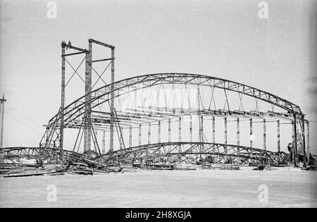 Varsovie, 1946.Port de Centralny Lotniczy Okêcie.Przedsiêbiorstwo Polskie Linie Lotnicze LOT SP. z O. O. zosta³o reaktywane rok wczeœniej (pods przymusowym zarz¹dem pañstwowym) NZ. Budowa nowego hangaru. pp PAP/Stanis³aw D¹browieckiVarsovie, 1946.L'aéroport d'Okecie.LOT Ltd. Transporteur national polonais, réactivé l'année précédente sous la supervision de l'État de la compagnie.Photo : un nouveau bâtiment hangar. pp PAP/Stanislaw Dabrowiecki Banque D'Images