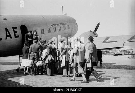 Varsovie, 1946.Port de Centralny Lotniczy Okêcie.Przedsiêbiorstwo Polskie Linie Lotnicze LOT SP. z O. O. zosta³o reaktywowane rok wczeœniej (pod przymusowym zarz¹dem pañstwowym) NZ. pasa¿erowie wsiadaj¹ do samolotu. PAP/Stanis³aw D¹browieckiVarsovie, 1946.L'aéroport d'Okecie.LOT Ltd. Transporteur national polonais, réactivé l'année précédente sous la supervision de l'État de la compagnie.Photo : passagers qui se trouvent dans l'avion. pp PAP/Stanislaw Dabrowiecki Banque D'Images