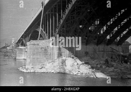 Varsovie, 1946.Obudowa Mostu Poniatowskiego po zniszczeniach podccs II wojny œwiatowej. gr PAP/Stanis³aw D¹browiecki Dok³adny miesi¹c i dzieñ wydarzenia nieustalone.Varsovie, 1946.Reconstruction du pont de Poniatowskiego après les dommages de la Seconde Guerre mondiale. gr PAP/Stanislaw Dabrowiecki Banque D'Images