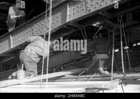 Varsovie, 1946.Obudowa Mostu Poniatowskiego po zniszczczeniach podccs II wojny œwiatowej.NZ. Robotnicy przy monta¿u elementów stalowych mostu. gr PAP/Stanis³aw D¹browiecki Dok³adny miesi¹c i dzieñ wydarzenia nieustalone.Varsovie, 1946.Reconstruction du pont de Poniatowskiego après les dommages de la Seconde Guerre mondiale.Photo : ouvriers assemblant les éléments en acier du pont. gr PAP/Stanislaw Dabrowiecki Banque D'Images