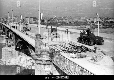 Varsovie, 1946.Obudowa Mostu Poniatowskiego po zniszczeniach podccs II wojny œwiatowej. gr PAP/Stanis³aw D¹browiecki Dok³adny miesi¹c i dzieñ wydarzenia nieustalone.Varsovie, 1946.Reconstruction du pont de Poniatowskiego après les dommages de la Seconde Guerre mondiale. gr PAP/Stanislaw Dabrowiecki Banque D'Images