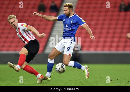 SUNDERLAND, GBR.DÉC 1ER Oldham Athletic's Hallam Hope défenses avec Ollie plus jeune de Sunderland lors du match de Trophée EFL entre Sunderland et Oldham Athletic au Stade de Light, Sunderland, le mercredi 1er décembre 2021.(Crédit : Eddie Garvey | MI News) Banque D'Images