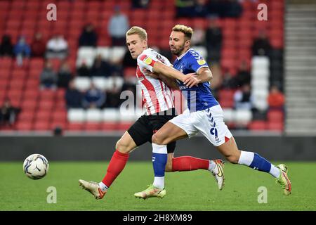 SUNDERLAND, GBR.DÉC 1ER Oldham Athletic's Hallam Hope défenses avec Ollie plus jeune de Sunderland lors du match de Trophée EFL entre Sunderland et Oldham Athletic au Stade de Light, Sunderland, le mercredi 1er décembre 2021.(Crédit : Eddie Garvey | MI News) Banque D'Images