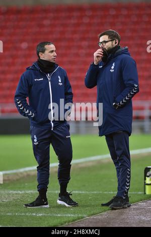 SUNDERLAND, GBR.DÉC 1ER Selim Benachour (entraîneur-chef intérimaire) d'Oldham Athletic et Conor Marlin (entraîneur-chef intérimaire adjoint) d'Oldham Athletic lors du match de Trophée EFL entre Sunderland et Oldham Athletic au Stade de Light, Sunderland, le mercredi 1er décembre 2021.(Credit: Eddie Garvey | MI News) Credit: MI News & Sport /Alay Live News Banque D'Images