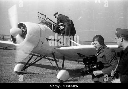 Varsovie, 1946-04-08.Chrzest na lotnisku mokotowskim LWD Szpak-2 (SP-AAA), pierwszego polskiego samolotu wyprodukowanego po wojnie.NZ. na pierwszym planie ekipa Polskiej Kroniki Filmowej. po/gr PAP/Stanis³aw UrbanowiczVarsovie, le 8 avril 1946.Le baptême du LWD Szpak-2 (SP-AAA), le premier avion polonais produit après la guerre.Photo : au premier plan, une équipe polonaise de Newsreel. po/gr PAP/Stanislaw Urbanowicz Banque D'Images