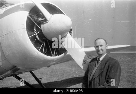 Varsovie, 1946-04-08.Chrzest na lotnisku mokotowskim LWD Szpak-2 (SP-AAA), pierwszego polskiego samolotu wyprodukowanego po wojnie.Projekt LWD Szpak-2 powsta³ W Lotniczych Warszatach Doœwiadczalnych (LWD) W £odzi W zespole konstrukcyjnym in¿.Tadeusza So³tyka (nz.?) po/gr PAP/Stanis³aw UrbanowiczVarsovie, le 8 avril 1946.Le baptême de l'avion LWD Szpak-2 à l'aéroport dans le district de Mokotow.Enregistré sous le nom de SP-AAA, l'avion a été le premier avion polonais fabriqué après la Seconde Guerre mondiale.Il a été conçu à l'usine expérimentale d'aviation (LWD) de Lodz par une équipe de constructeurs dirigée par l'ingénieur Tadeusza Banque D'Images