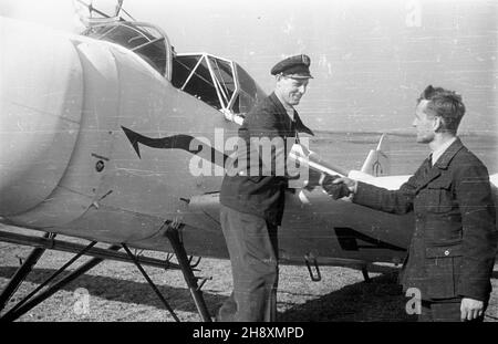 Varsovie, 1946-04-08.Chrzest na lotnisku mokotowskim LWD Szpak-2 (SP-AAA), pierwszego polskiego samolotu wyprodukowanego po wojnie.NZ. Pilote oblatywacz Antoni Szymañski (L). po/gr PAP/Stanis³aw UrbanowiczVarsovie, le 8 avril 1946.Le baptême du LWD Szpak-2 (SP-AAA), le premier avion polonais produit après la guerre.Photo : pilote Antoni Szymanski (à gauche). po/gr PAP/Stanislaw Urbanowicz Banque D'Images