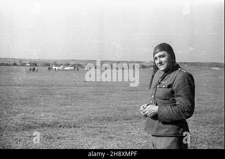 Varsovie, 1946-04-08.Chrzest na lotnisku mokotowskim LWD Szpak-2 (SP-AAA), pierwszego polskiego samolotu wyprodukowanego po wojnie.NZ. Pilote samolotu Polskiej Kroniki Filmowej. po/gr PAP/Stanis³aw UrbanowiczVarsovie, le 8 avril 1946.Le baptême du LWD Szpak-2 (SP-AAA), le premier avion polonais produit après la guerre.Photo : pilote d'un avion polonais Newsreel. po/gr PAP/Stanislaw Urbanowicz Banque D'Images