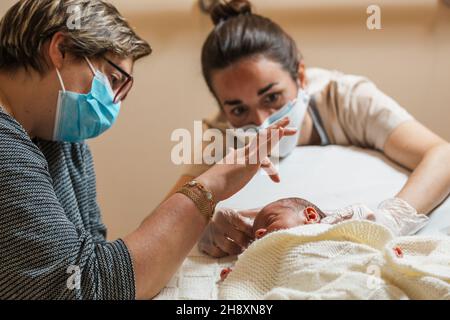 Physiothérapeute professionnel effectuant une évaluation des fontanelles Bregmatic et Lambdoid sur un nouveau-né. Banque D'Images