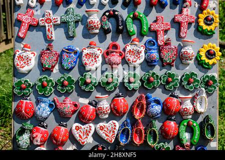 Groupe d'aimants et de sudlets colorés peints à la main en vente sur un marché traditionnel de week-end à Bucarest, Roumanie Banque D'Images