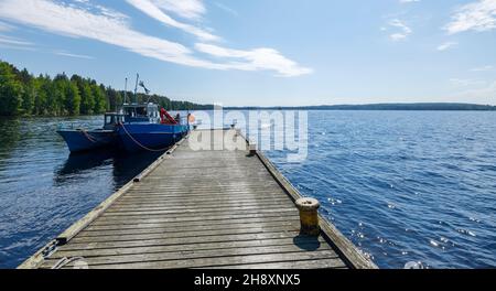 Deux petits chalutiers de pêche intérieure au lac Keitele à été, en Finlande Banque D'Images