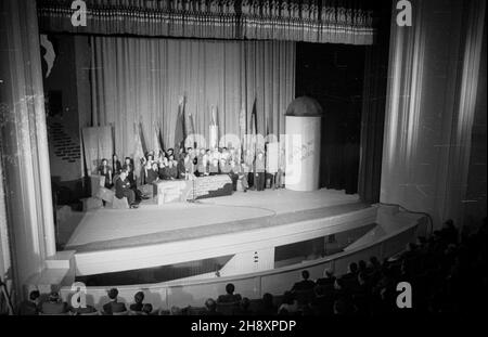 Varsovie, 1946-04-28.Uroczysta akademia ku czci bohaterów getta warszawskiego W Teatrze Polskim. ps/ms PAP/Stanis³aw D¹browieckiVarsovie, le 28 avril 1946.Une cérémonie en l'honneur des héros du Ghetto de Varsovie dans le Teatr Polski. ps/ms PAP/Stanislaw Dabrowiecki Banque D'Images