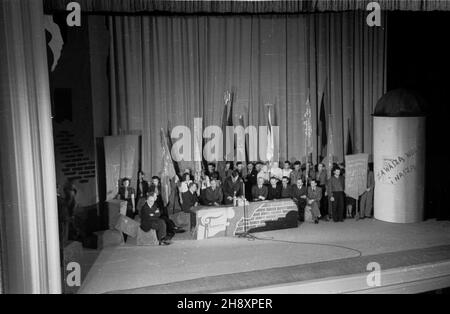 Varsovie, 1946-04-28.Uroczysta akademia ku czci bohaterów getta warszawskiego W Teatrze Polskim. ps/ms PAP/Stanis³aw D¹browieckiVarsovie, le 28 avril 1946.Une cérémonie en l'honneur des héros du Ghetto de Varsovie dans le Teatr Polski. ps/ms PAP/Stanislaw Dabrowiecki Banque D'Images