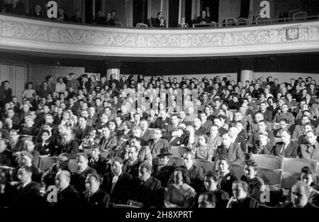 Varsovie, 1946-04-28.Uroczysta akademia ku czci bohaterów getta warszawskiego W Teatrze Polskim.NZ. Widok na salê.W pierwszym rzêdzie wicepremier Stanis³aw Miko³ajczyk (W œrodku). ps/ms PAP/Stanis³aw D¹browieckiVarsovie, le 28 avril 1946.Une cérémonie en l'honneur des héros du ghetto de Varsovie dans le Teatr Polski.Photo : vue sur la chambre.Dans le premier vice-premier ministre brut Stanislaw Mikolajczyk (au centre). ps/ms PAP/Stanislaw Dabrowiecki Banque D'Images