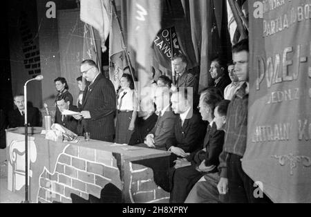 Varsovie, 1946-04-28.Uroczysta akademia ku czci bohaterów getta warszawskiego W Teatrze Polskim.NZ. m.in.Adolf Berman (3P), pose³ do Krajowej Rady Narodowej (KRN).Przemawia cz³onek prezydium Krajowej Rady Narodowej Wac³aw Barcikowski. ps/ms PAP/Stanis³aw D¹browieckiVarsovie, le 28 avril 1946.Une cérémonie en l'honneur des héros du ghetto de Varsovie dans le Teatr Polski.Photo : Adolf Berman (3e à partir de la droite), député du Conseil national polonais.Le membre du Présidium du Conseil, Waclaw Barcikowski, parle. ps/ms PAP/Stanislaw Dabrowiecki Banque D'Images