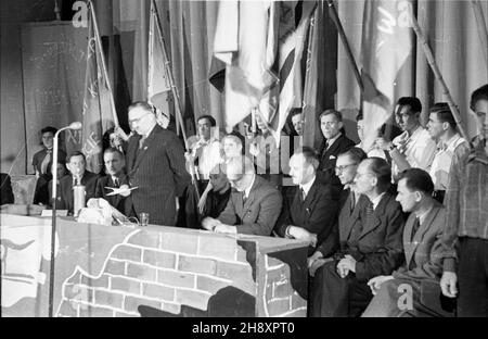 Varsovie, 1946-04-28.Uroczysta akademia ku czci bohaterów getta warszawskiego W Teatrze Polskim.NZ. m.in.Adolf Berman (4P), pose³ do Krajowej Rady Narodowej (KRN), Konstanty D¹browski (8P), przemawia cz³onek prezydium Krajowej Rady Narodowej Wac³aw Barcikowski. ps/ms PAP/Stanis³aw D¹browieckiVarsovie, le 28 avril 1946.Une cérémonie en l'honneur des héros du ghetto de Varsovie dans le Teatr Polski.Photo : Adolf Berman (4e à partir de la droite), député du Conseil national polonais, Konstanty Dabrowski (8e à partir de la droite).Le membre du Présidium du Conseil, Waclaw Barcikowski, parle. ps/ms PAP/Stanislaw Dabro Banque D'Images