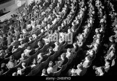 Varsovie, 1946-04-28.Uroczysta akademia ku czci bohaterów getta warszawskiego W Teatrze Polskim. ps/ms PAP/Stanis³aw D¹browieckiVarsovie, le 28 avril 1946.Une cérémonie en l'honneur des héros du Ghetto de Varsovie dans le Teatr Polski. ps/ms PAP/Stanislaw Dabrowiecki Banque D'Images