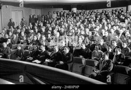 Varsovie, 1946-04-28.Uroczysta akademia ku czci bohaterów getta warszawskiego W Teatrze Polskim.NZ. Widok na salê.W pierwszym rzêdzie wicepremier Stanis³aw Miko³ajczyk (3P). ps/ms PAP/Stanis³aw D¹browieckiVarsovie, le 28 avril 1946.Une cérémonie en l'honneur des héros du ghetto de Varsovie dans le Teatr Polski.Photo : vue sur la chambre.Dans le premier vice-premier ministre brut Stanislaw Mikolajczyk (3e à partir de la droite). ps/ms PAP/Stanislaw Dabrowiecki Banque D'Images