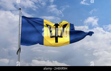 Drapeau de la Barbade agitant sur un poteau dans un ciel bleu Banque D'Images