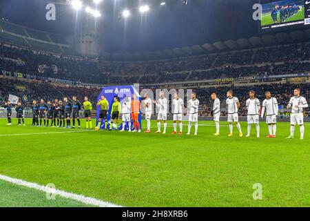 Milan, Italie.1er décembre 2021.Les joueurs d'Inter et de Spezia font la queue pour la série Un match entre Inter et Spezia à Giuseppe Meazza à Milan.(Crédit photo : Gonzales photo/Alamy Live News Banque D'Images