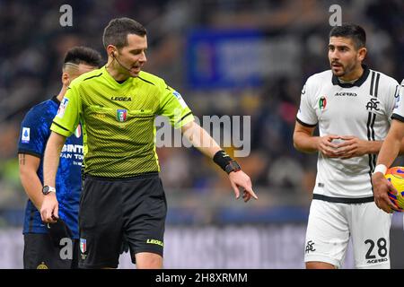 Milan, Italie.1er décembre 2021.L'arbitre Davide Ghersini a vu en action pendant la série Un match entre Inter et Spezia à Giuseppe Meazza à Milan.(Crédit photo : Gonzales photo/Alamy Live News Banque D'Images