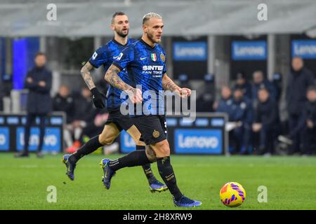 Milan, Italie.1er décembre 2021.Federico DiMarco (32) d'Inter vu pendant la série Un match entre Inter et Spezia à Giuseppe Meazza à Milan.(Crédit photo : Gonzales photo/Alamy Live News Banque D'Images