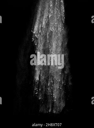 fumée poudre explosion air fond forme poussière noire explosion farine inredient peinture fumée nuage de boue Banque D'Images