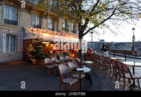 Le célèbre café le flore en Ile, décoré pour Noël, est situé près de la cathédrale notre Dame de Paris, France. Banque D'Images