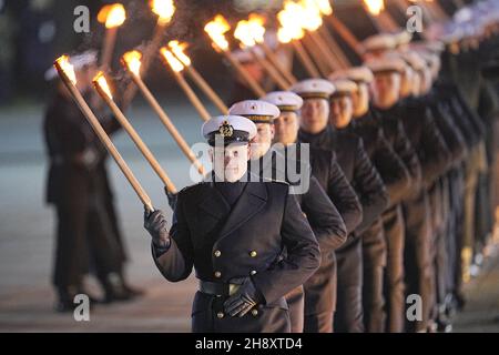 Berlin, Allemagne.02e décembre 2021.Les soldats du bataillon de garde de la Bundeswehr marchent avec des torches.La chancelière Merkel fait ses adieux par une cérémonie des Grand Tarps dans le bloc de Bendlerblock vers la fin de son mandat après 16 ans.Elle a invité 50 ministres fédéraux de son temps au pouvoir, ainsi que plusieurs compagnons de divers secteurs de la société.Credit: Michael Kappeller/dpa/Alay Live News Banque D'Images