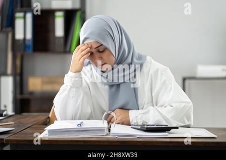 Frustré ennuyé Business Woman avec la charge de travail de document au bureau Banque D'Images