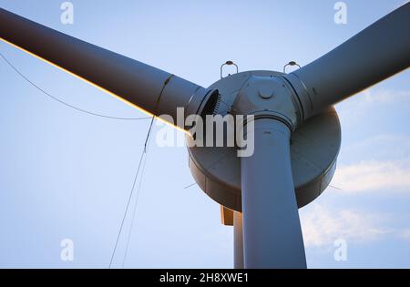 02 décembre 2021, Schleswig-Holstein, Brunsbüttel: Une grue mobile est utilisée pour monter la troisième pale de rotor sur une éolienne Enercon (E150) dans un parc éolien entre Marne et Brunsbüttel.Selon une étude, les économies de CO2 d'ici 2030 pourraient plus que doubler par rapport aux plans précédents de la grande coalition en raison des plans d'énergie éolienne et solaire de la coalition des feux de circulation.Photo: Christian Charisius/dpa Banque D'Images