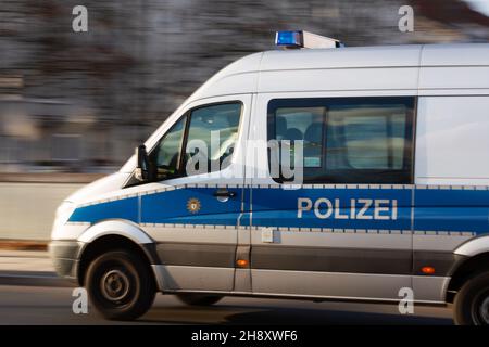 White House, Washington, États-Unis, 2 décembre 2021,Berlin, Allemagne.02e décembre 2021.Une voiture de police descend la rue.Credit: Fernando Gutierrez-Juarez/dpa-Zentralbild/dpa/Alay Live News Banque D'Images