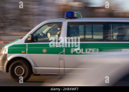 White House, Washington, États-Unis, 2 décembre 2021,Berlin, Allemagne.02e décembre 2021.Une voiture de police descend la rue.Credit: Fernando Gutierrez-Juarez/dpa-Zentralbild/dpa/Alay Live News Banque D'Images