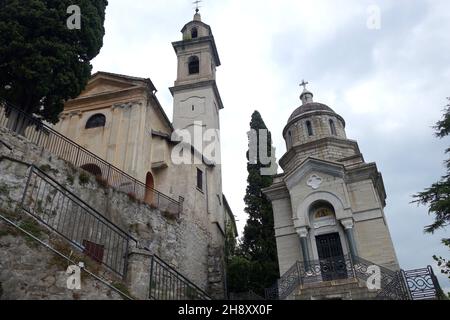 Église et cimetière de Brienno surplombant le lac de Côme dans la province de Côme dans la région italienne Lombardie. Banque D'Images