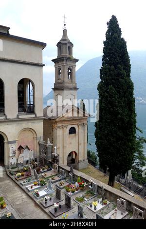 Église et cimetière de Brienno surplombant le lac de Côme dans la province de Côme dans la région italienne Lombardie. Banque D'Images