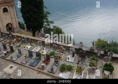 Église et cimetière de Brienno surplombant le lac de Côme dans la province de Côme dans la région italienne Lombardie. Banque D'Images