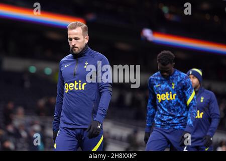 Harry Kane de Tottenham Hotspur (à gauche) s'échauffe avant le match de la Premier League au stade Tottenham Hotspur, Londres.Date de la photo: Jeudi 2 décembre 2021. Banque D'Images