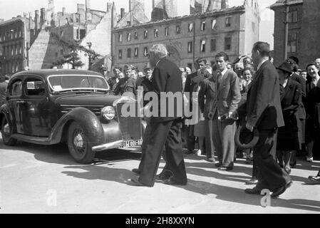 Varsovie, 1946-05-03.Po mszy œwiêtej W koœciele oo.Karmelitów przy Krakowskim Przedmieœciu z okazji œwiêta 3 Maja.Na pierwszym planie, wiceprezydent Krajowej Rady Narodowej Stanis³aw Grabski (C - z brod¹). ps/pp PAP/Stanis³aw D¹browieckiVarsovie, le 3 mai 1946.Après une messe sainte marquant la Constitution du 3 mai célébrée dans l'Église de l'Assomption de la Sainte Vierge Marie et de Saint Joseph le betrothed, l'église post-carmélite sur la rue Krakowskie Przedmiescie.En premier plan vice-président du Conseil national polonais Stanislaw Grabski (centre, barbu). ps/pp PAP/Stanisl Banque D'Images