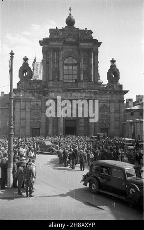 Varsovie, 1946-05-03.Po mszy œwiêtej W koœciele Wniebowziêcia NMP i œw.Józefa Oblubieñca, pokarmelickim, przy Krakowskim Przedmieœciu z okazji œwiêta 3 Maja.Odjazd przedstawicieli w³adz. ps/pp PAP/Stanis³aw D¹browieckiVarsovie, le 3 mai 1946.Après une messe sainte marquant la Constitution du 3 mai célébrée dans l'Église de l'Assomption de la Sainte Vierge Marie et de Saint Joseph le betrothed, l'église post-carmélite sur la rue Krakowskie Przedmiescie.Des hauts fonctionnaires quittent l'église. ps/pp PAP/Stanislaw Dabrowiecki Banque D'Images